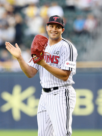 [포토]LG 치리노스, 오지환 호수비로 1회초 위기 탈출!