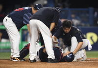 롯데 설마 ‘부상 악재’? 유강남, LG 오스틴 ‘파울 타구’ 맞고 교체→“무릎 타박, 상태 지켜볼 것” [SS메디컬체크]