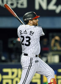 [포토]1타점 희생타 치는 LG 오스틴