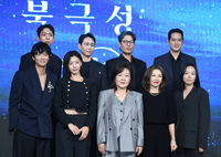 [포토] 포즈 취하는 ‘북극성’ 출연 배우들