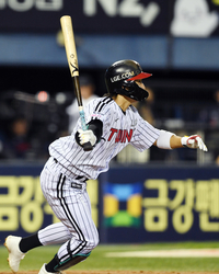 [포토]LG 신민재, 롯데 선발 박세웅 상대 1타점 2루타
