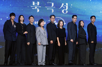 [포토] 포토타임 갖는 ‘북극성’ 배우들