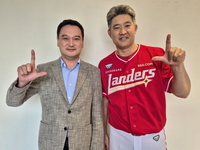 [공식] SSG, 이숭용 감독과 최대 3년 총액 18억원 재계약…“상위권 성적 낼 수 있는 강팀 만들 것”