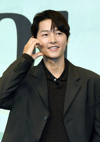 [포토]볼 하트 만들어 보이는 송중기