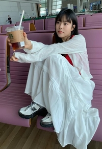 민도희, 발 올린 공항 사진에 뭇매…尹 소환?