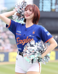 대전의 ‘빛’타민 하지원, 열정 넘치는 응원컷 모음집 [★SNS]