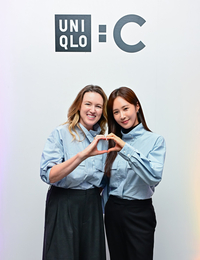 [포토] 유리, 크리에이티브 디렉터 클레어 웨이트 컬러와 하트 발