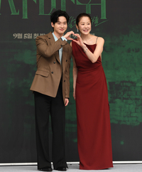 [포토] 고현정-장동윤 ‘하트 포즈 취하는 모자’