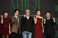 [포토] 파이팅 외치는 ‘사마귀’ 감독과 배우