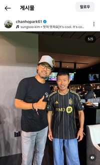 ‘LA 원조 韓스타’ 박찬호, 손흥민 홈경기 직관…父 손웅정 감독도 만났다