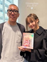 ‘라부부의 뮤즈’ 리사, 카싱 룽과 만남… 특별한 피규어 선물 인증