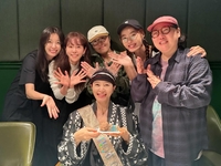 55세 생일 맞은 김혜수, “만수무강 하세요!” 후배 여배우들 축하에 고개 떨궜다!