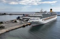 속초항에 나란히 정박한 코스타세레나호와 카페리선