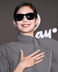 블랙핑크 제니의 셀럽 패션은? 미니멀리즘과 모던함의 정수를 보여준 그레이 톤 패션!