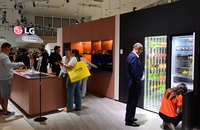 ‘IFA 2025’ 인기스타 LG전자, 관람객 발길 멈추게 한 ‘AI홈’ 시선 강탈