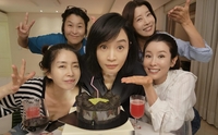 김혜수, 절친들과 함께한 생일 파티…송윤아·이태란·유선·박혜령 감독 총출동