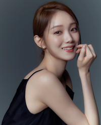 배우 이성경, 새 프로필 공개…“청순과 우아함, 독보적 분위기”