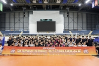 OK저축은행, 연고지 부산서 4개 중고 배구부와 배구 교실 진행