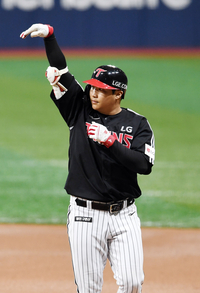 [포토]LG 문보경, 키움 알칸타라 상대 선제 적시타