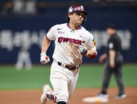 [포토]키움 임지열, LG 톨허스트 상대 3점 홈런