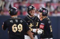 [포토] 허경민, 7회 승부에 쐐기 박는 스리런포