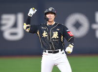 [포토] 이호연, 7회 만루서 2타점 적시2루타