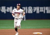 [포토]키움 임지열,3점 홈런 넘기고!