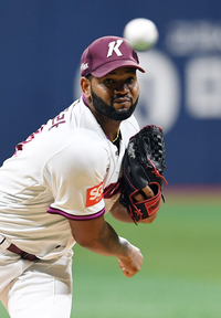 [포토]LG 타선 상대하는 키움 선발 알칸타라