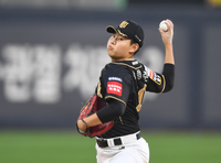 [포토] 소형준 ‘승리를 위하여’