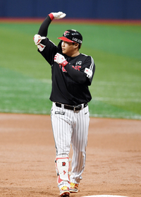 [포토]적시타로 기선제압 하는 LG 문보경