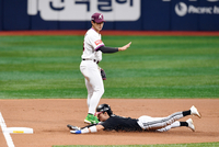 [포토]3루로 진루하는 LG 신민재