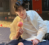 변우석, 광고 현장서 ‘인간 복숭아’ 매력 폭발…팬들 “나의 비타민”