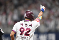 [포토]키움 어준서, 만루 기회 놓치지 않는 3타점 3루타