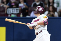 [포토]홈런 타구 바라보는 키움 임지열