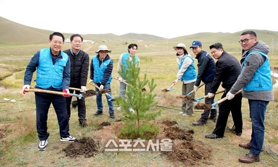 몽골을 방문중인 김영록 전라남도지사가 4일(현지시간) 울란바토르 테를지 국립공원 내 한-몽 그린벨트 사업지구에서 몽골 산림청과 함께 기후위기 대응 사막화 방지를 위한 우호의 숲 나무심기 행사를 하고 있다. = 전남도 제공