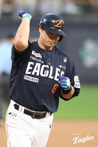 ‘롯데 5실책 자멸’ 노시환 2G 연속 홈런포+류현진 3G 연속 QS ‘호투’…한화, 롯데 13-0으로 꺾고 ‘2연승’