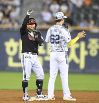 [포토] 최원영, 5회 득점기회 노리는 2루타