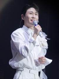 영탁 ‘스타의 길’, 팬덤 ‘영탁앤블루스’의 마음…나눔으로 쓴 20년 동행 이야기