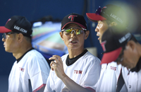 [포토] 염경염 감독 ‘손주영 공 좋은데...’