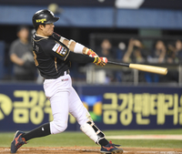 [포토] 허경민, 7회 동점 만드는 좌전안타