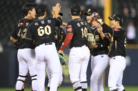 [포토] LG에 역전승 거둔 KT