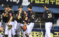 [포토] 이강철 감독 ‘승리의 하이파이브’