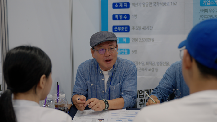 입주기업(카페예) 부스에서 이상호 카페예 대표이사가 현장면접을 진행하고 있다. 사진|식품진흥원