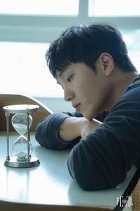 김필, 무채색의 절제