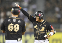 [포토] 동점 만들고 환호하는 KT 허경민