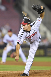 [포토] 7회 마운드에 오른 김영우