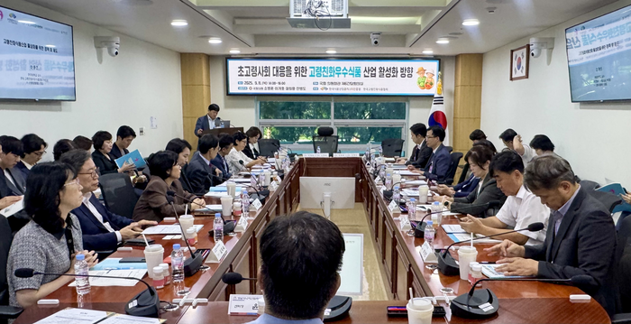 고령친화우수식품산업 활성화를 위해 토론하고 있는 모습. 사진|식품진흥원