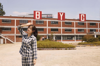 ‘레트로’ 츄…70년 역사 건물에서도 청량미!