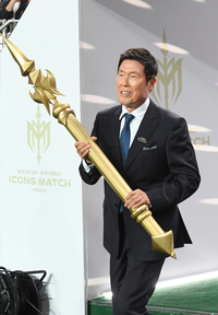 [포토]차범근 전 감독, 아이콘 매치 시작을 위해