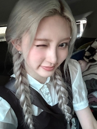 “책 읽는 계절, 가을이 오면”…아이브 가을의 책장 구경